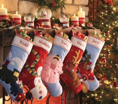 Чому на День Миколая розвішують шкарпетки для подарунків?