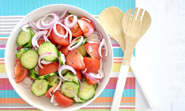 Овощной салат с помидором и огурцом, рецепт