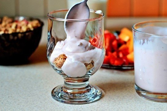 Легкий фруктовый десерт из йогурта и мюсли – фото 5