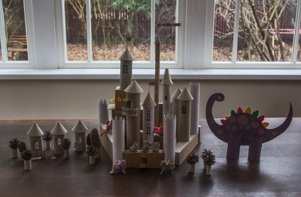 Казковий замок — конструктор із картонних рулонів