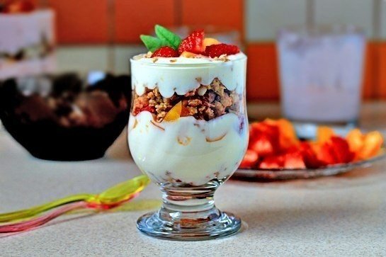 Легкий фруктовый десерт из йогурта и мюсли – фото 7