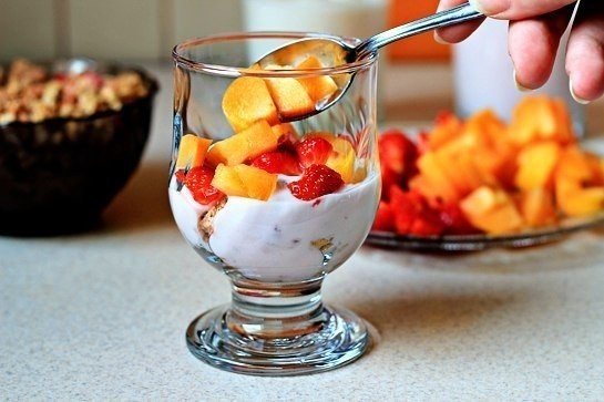 Легкий фруктовый десерт из йогурта и мюсли – фото 6