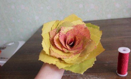 Троянди з осіннього листя