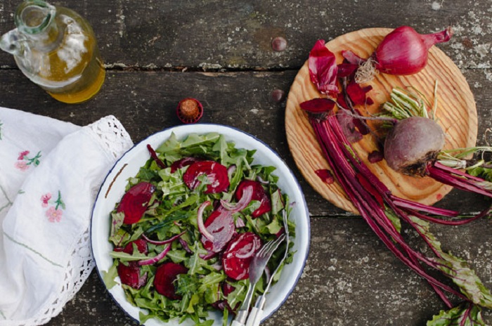 Салат из свеклы, щавеля и листьев одуванчика