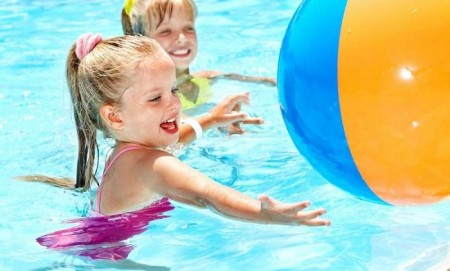 Активні дитячі ігри на воді