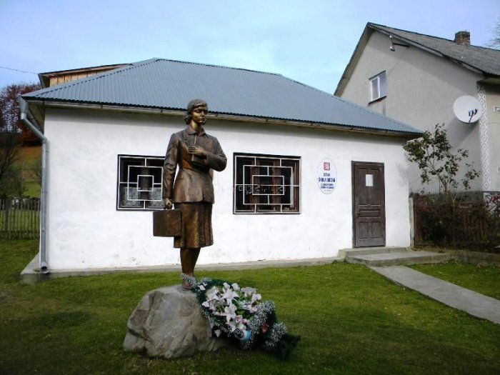 Памятник учителю в селе Колочава