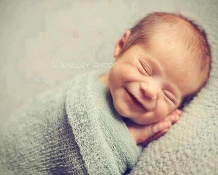 Немовля усміхається уві сні