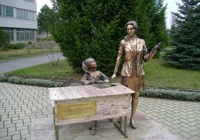 Памятник первому учителю в харькове
